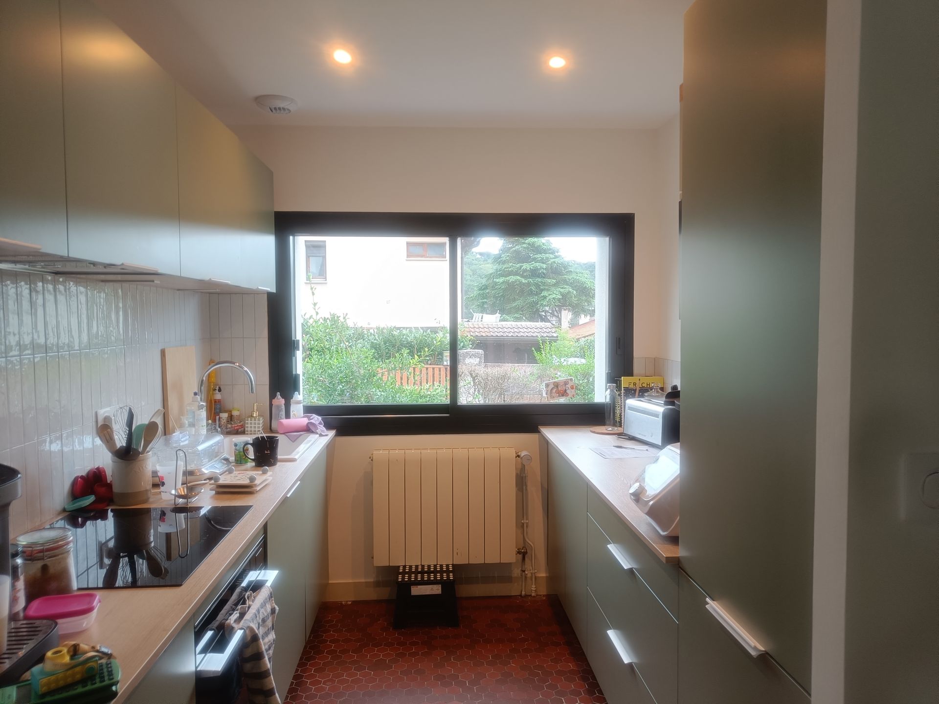 #architecte #architectelyon #renovation #extension #surélévation #maisonmoderne #permisdeconstruire #pland'architecte Aurelia Foyatier Architecte Lyon - renovation maison - extension maison - agrandissement maison - maison dans l'ouest de Lyon - architecture moderne et design - claustrat, verrière, bso, ral 7016
