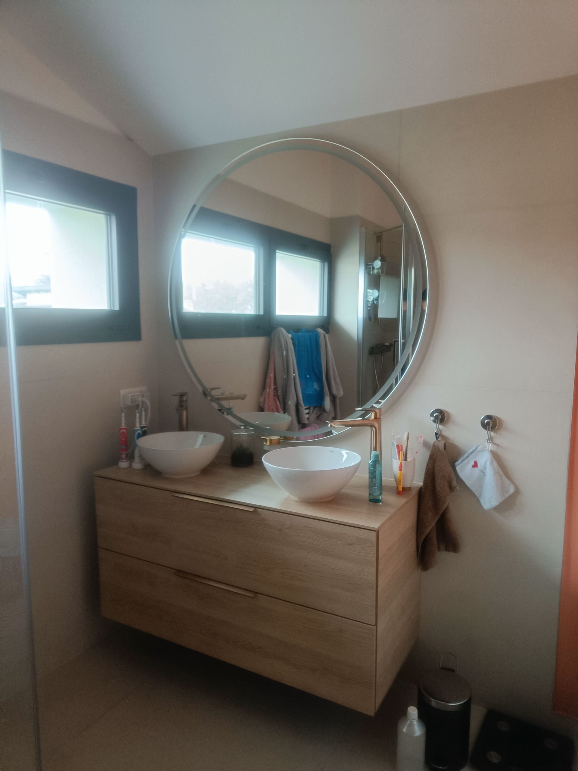 #architecte #architectelyon #renovation #extension #surélévation #maisonmoderne #permisdeconstruire #pland'architecte Aurelia Foyatier Architecte Lyon - renovation maison - extension maison - agrandissement maison - maison dans l'ouest de Lyon - architecture moderne et design - claustrat, verrière, bso, ral 7016