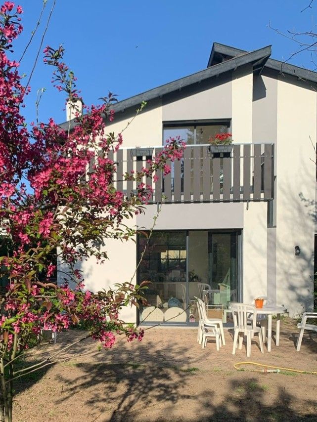 #architecte #architectelyon #renovation #extension #surélévation #maisonmoderne #permisdeconstruire #pland'architecte Aurelia Foyatier Architecte Lyon - renovation maison - extension maison - agrandissement maison - maison dans l'ouest de Lyon - architecture moderne et design - claustrat, verrière, bso, ral 7016