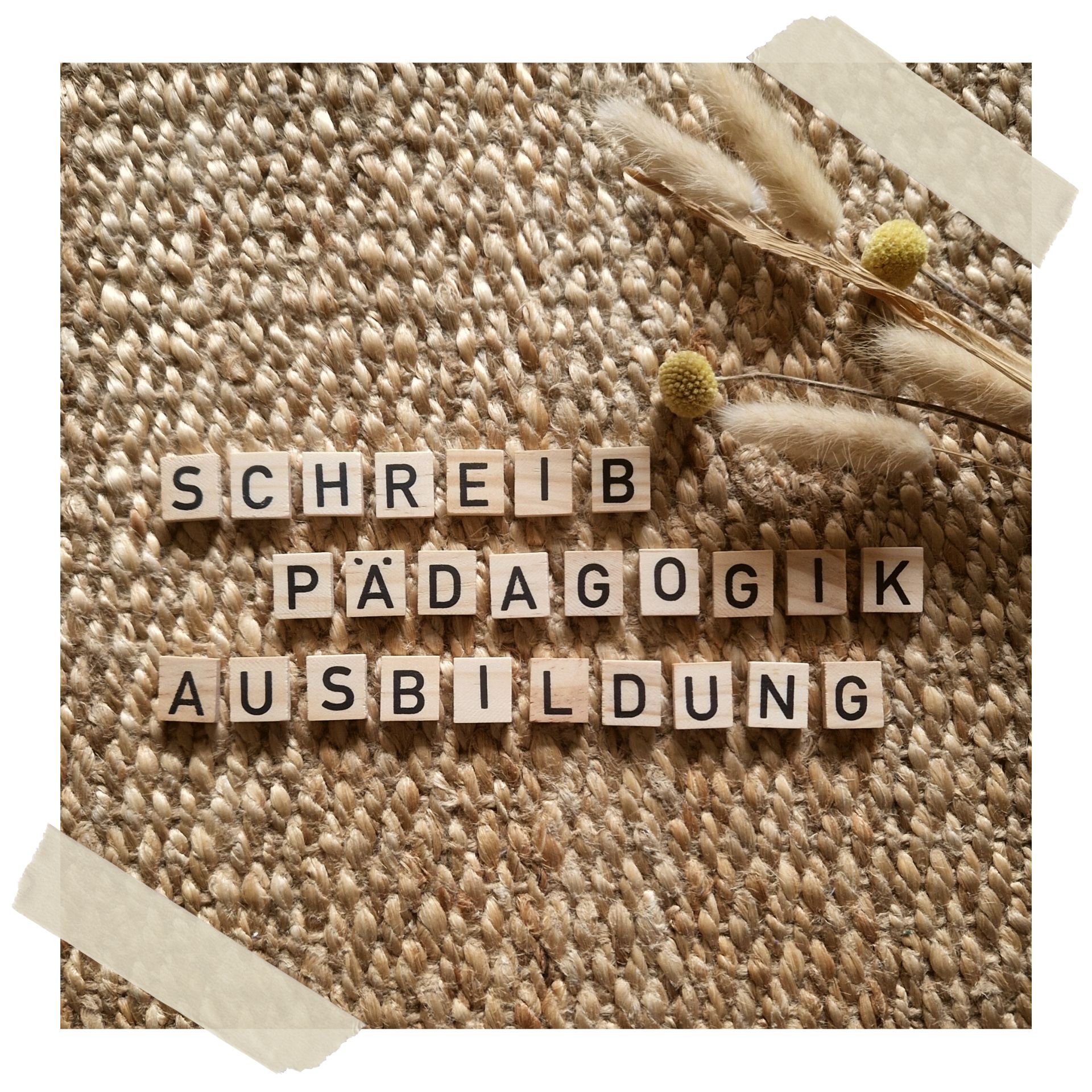 Schreibpädagogik Ausbildung in Großbuchstaben auf Teppich mit Trockenblumen