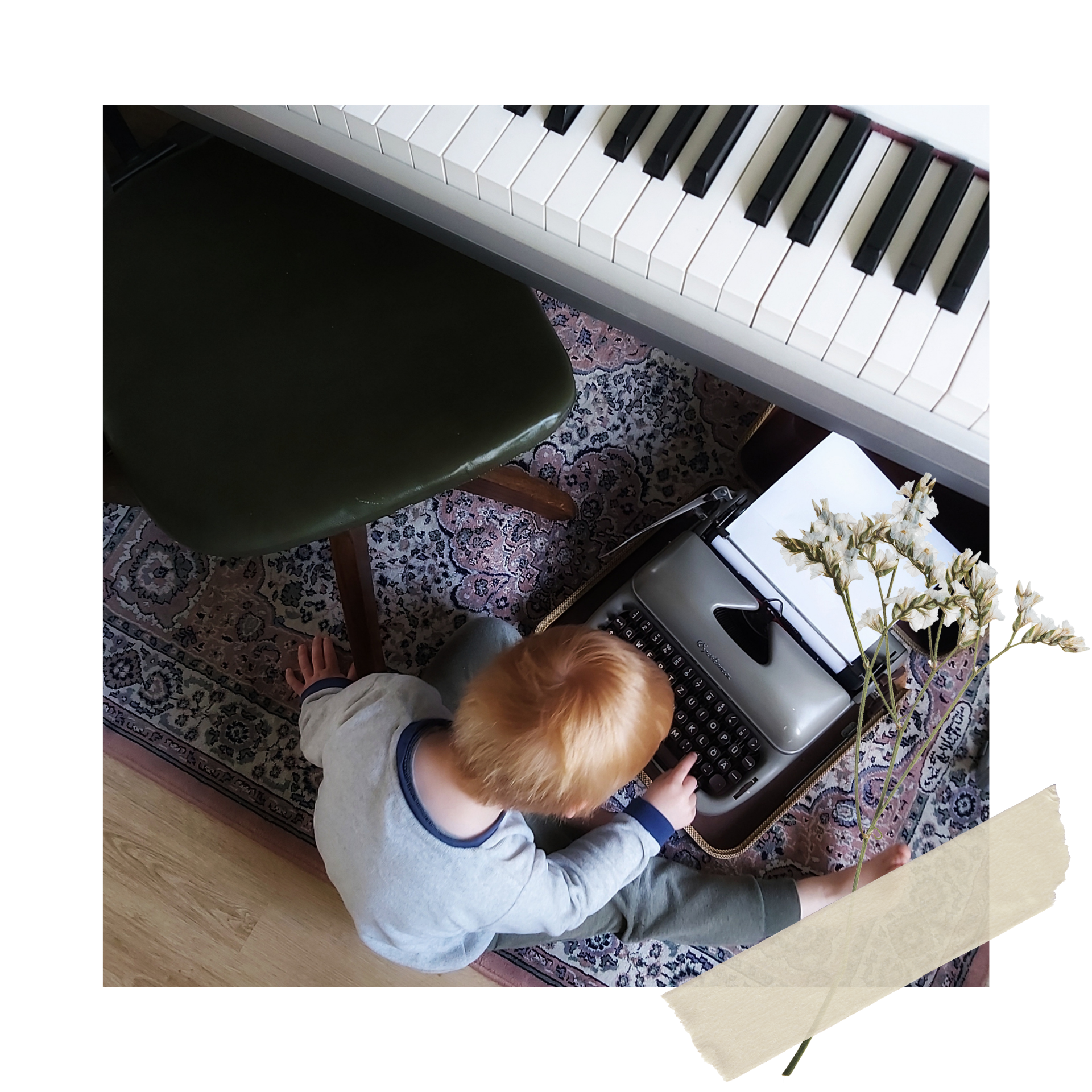 Kind sitzt an der Schreibmaschinen und fördert seine Kreativität.