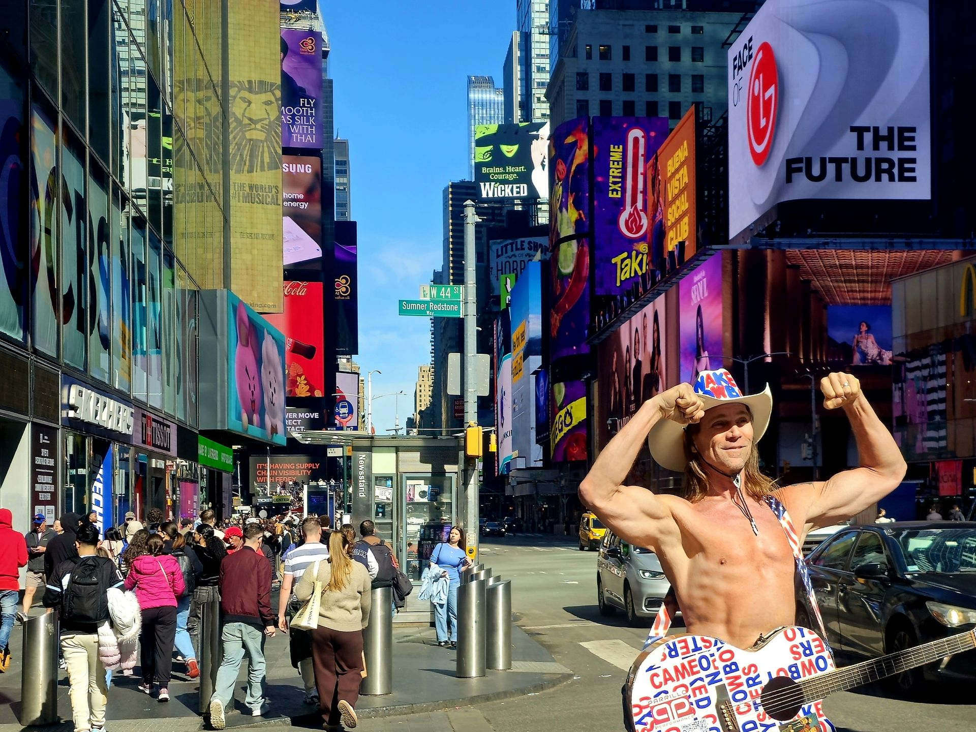 Stadtführungen durch Midtown - hier Times Square mit Naked Cowboy Auf den New York Stadtführungen durch Midtown begegnet man ab und zu dem Naked Cowboy auf dem Times Square