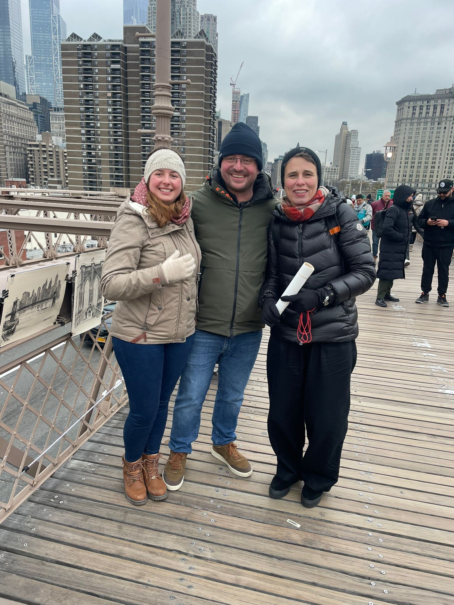 Mit Tour Guide Sonja Bredel unterwegs auf der Brooklyn Bridge Mit New York Tour Guide Sonja Bredel (rechts) unterweges auf der Brooklyn Bridge