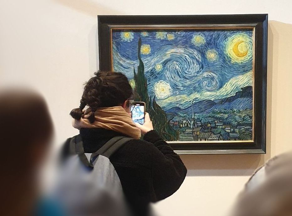 Die Sternenennacht betrachtet bei der Führung durchs MoMA Bei der New York Führung durchs Museum of Modern Art