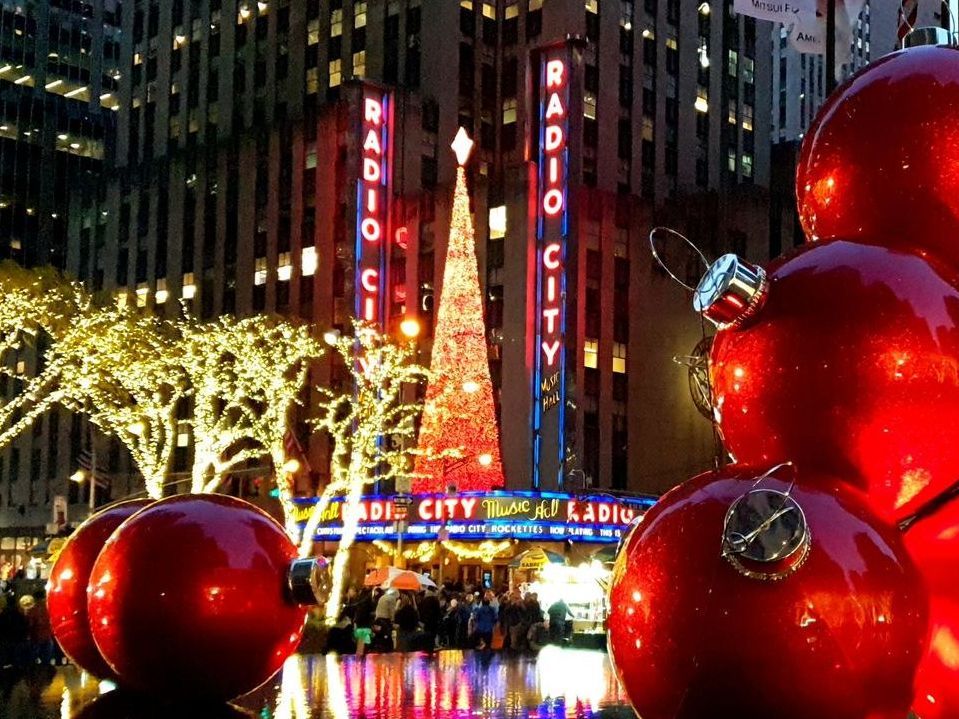 Christmas Balls Fountain an der 6th Avenue