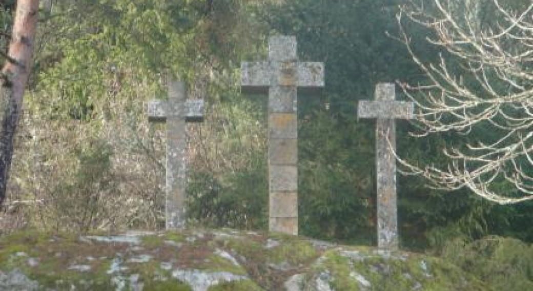 itué à la sortie du bourg en direction d'Intranges, il domine la vallée par trois grandes croix ,symbole du christianisme.
Située à 6 km environ de La Chaise Dieu, Connangles est un petit village semé de nombreux parcours de randonnées.
En pierre, en fer ou en bois, les calvaires et croix ont fleuri à la croisée des chemins, pour rappeler aux chrétiens le sacrifice de Jésus et les inciter à l'oraison.