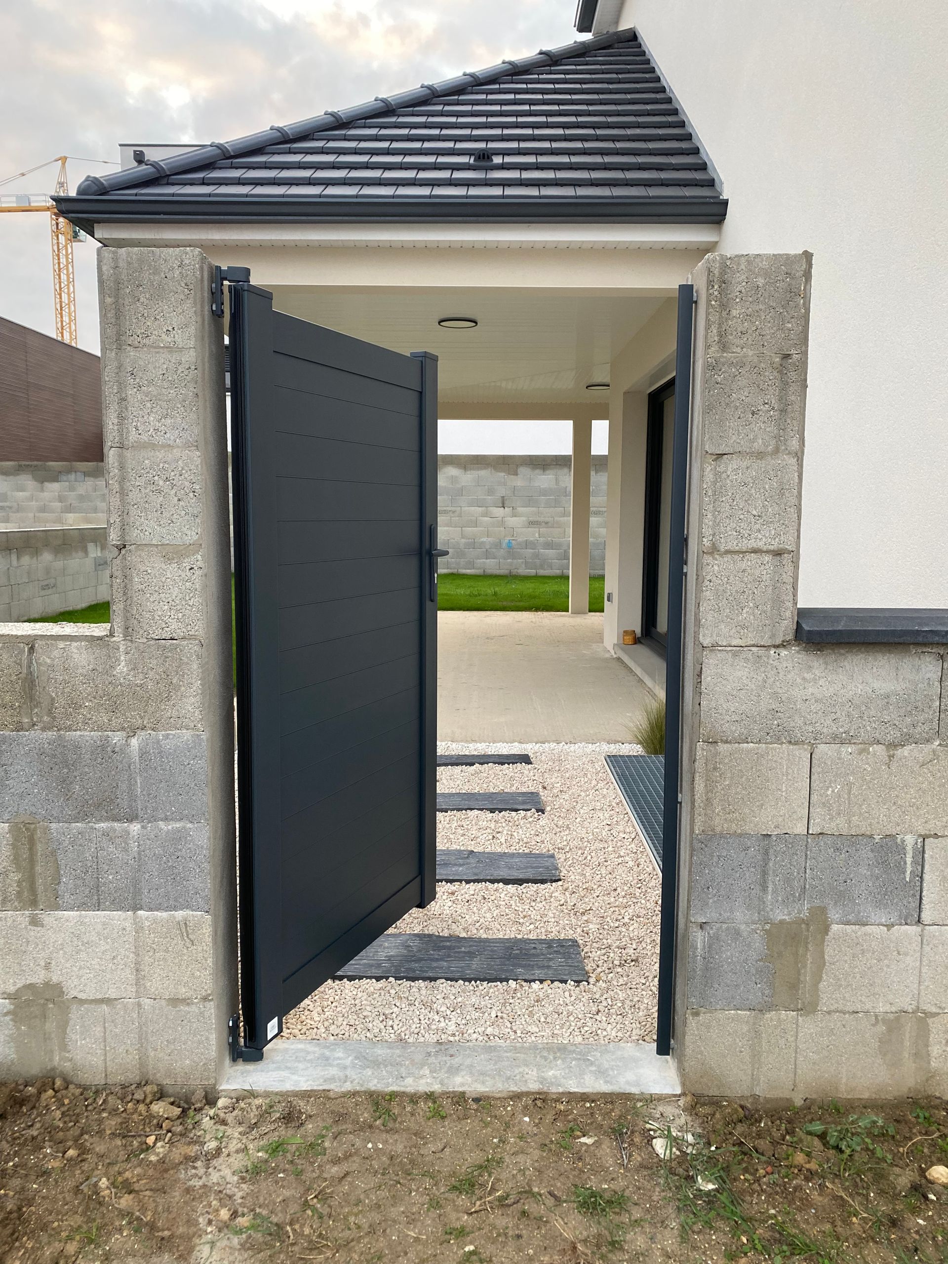 Portillon aluminium gris anthracite assorti à la clôture, SMC Menuiseries