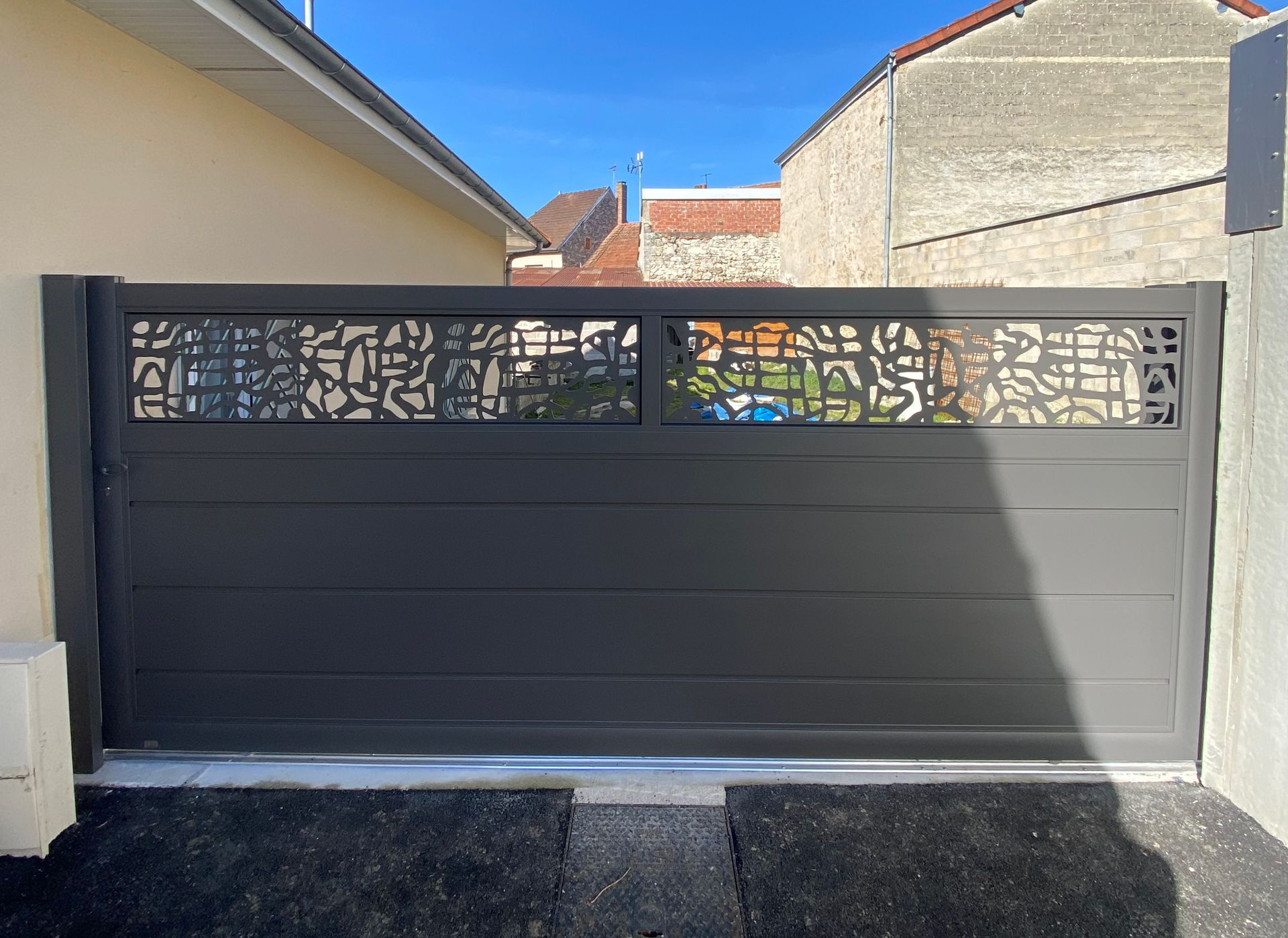 Portail coulissant aluminium noir RAL 7016, pose SMC Menuiseries Reims
