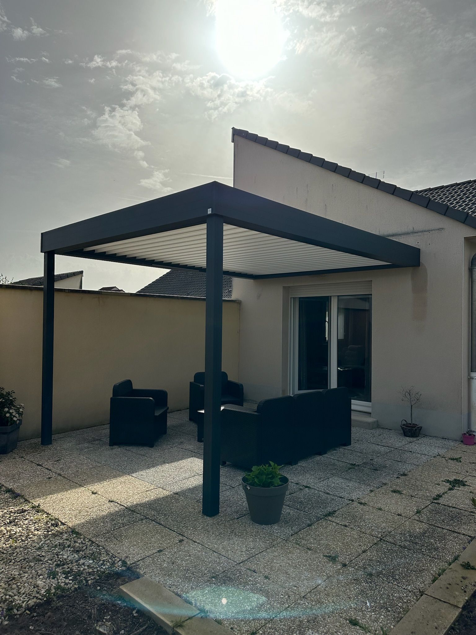 Pergola à lames orientables sur terrasse, pose SMC Menuiseries Champagne-Ardenne
