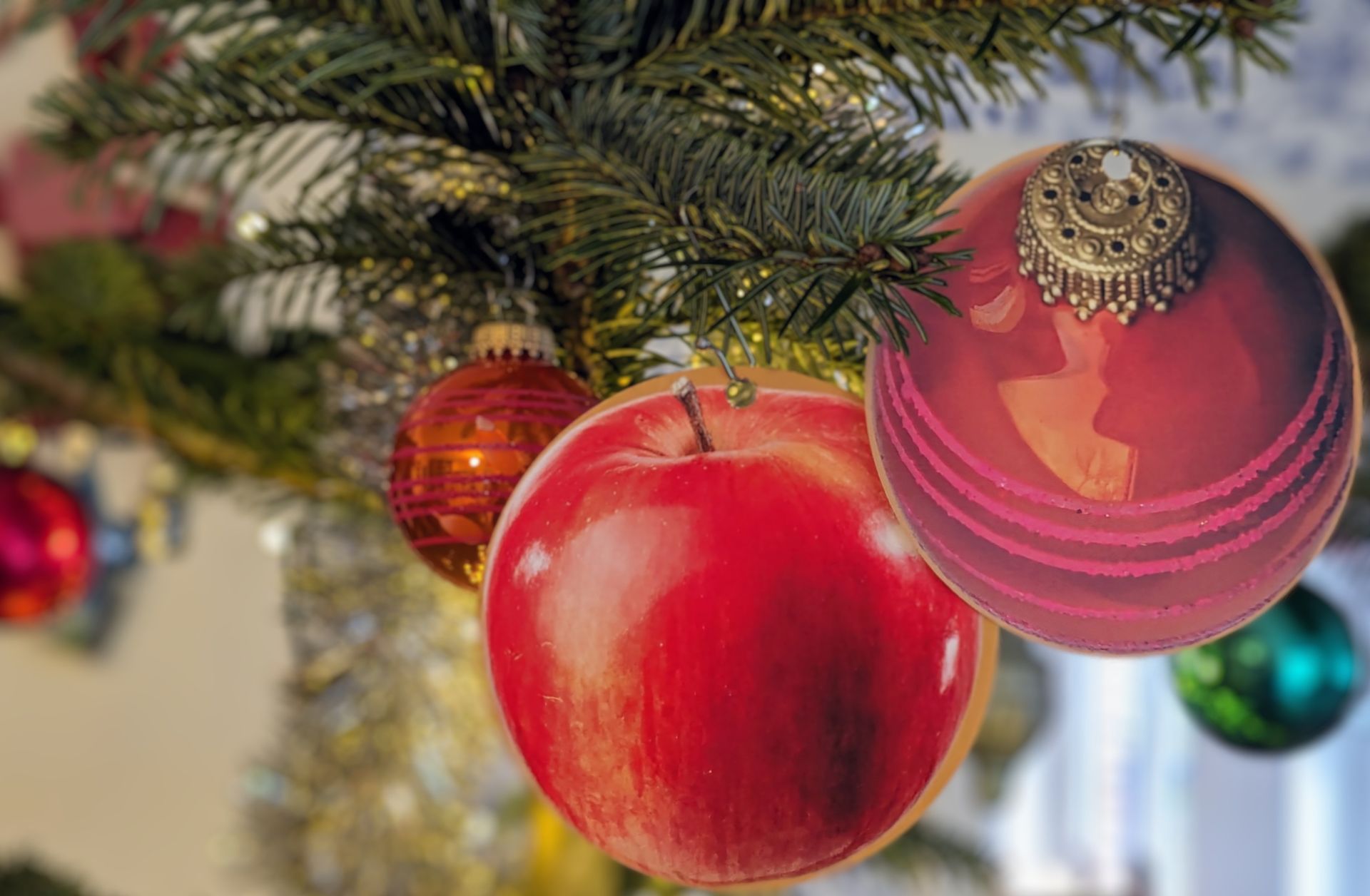 Christbaumkugel und Paradiesapfel