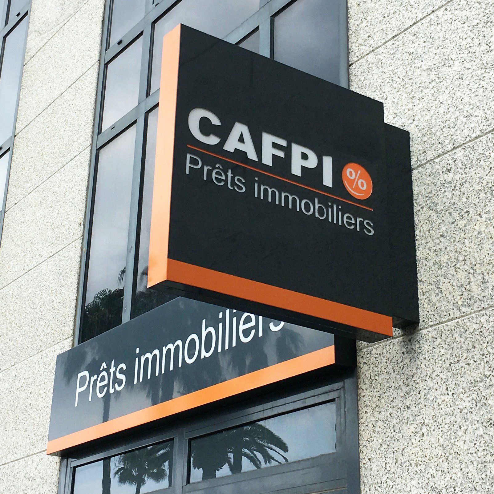 Enseigne drapeau lumineuse ajourée