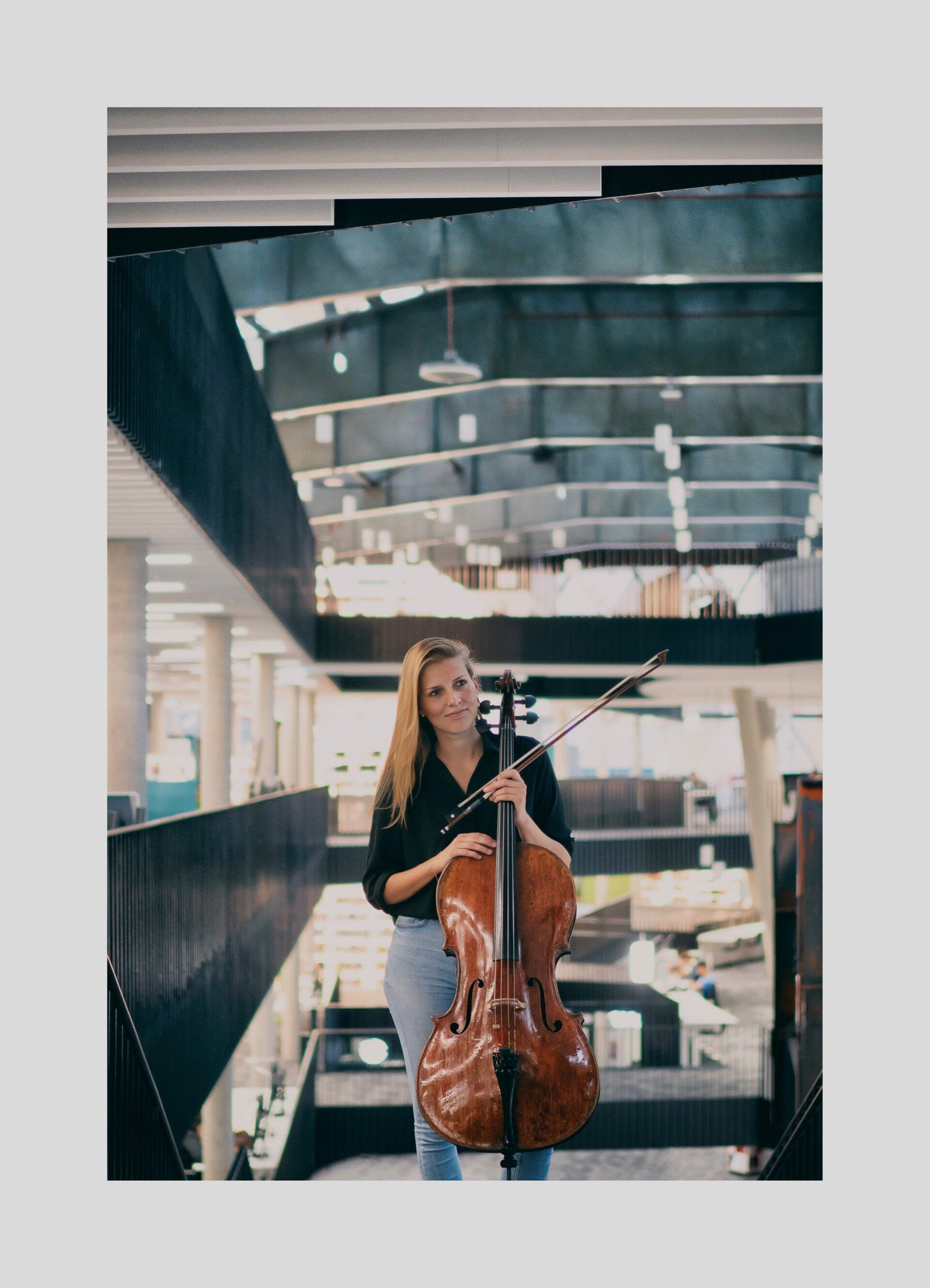 Anik Schwall | FotoCredit: Emile Hengen Anik Schwall, Violoncello