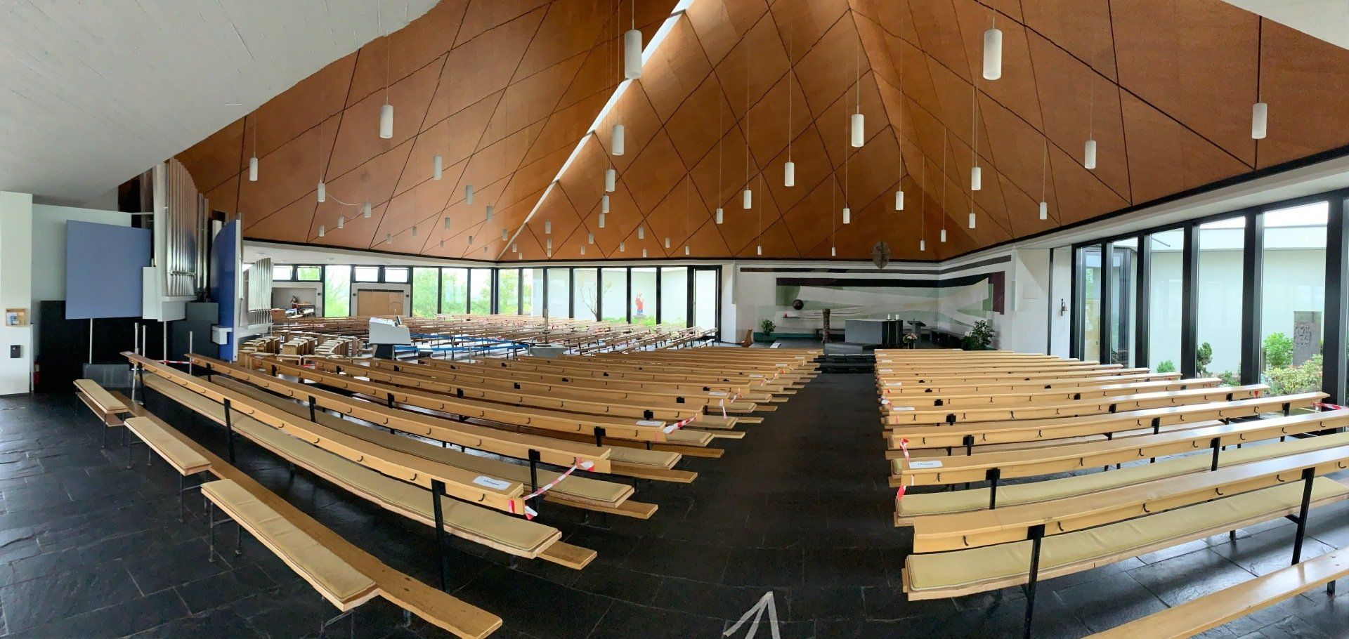 St. Nikolaus Konz Innenraum Bänke