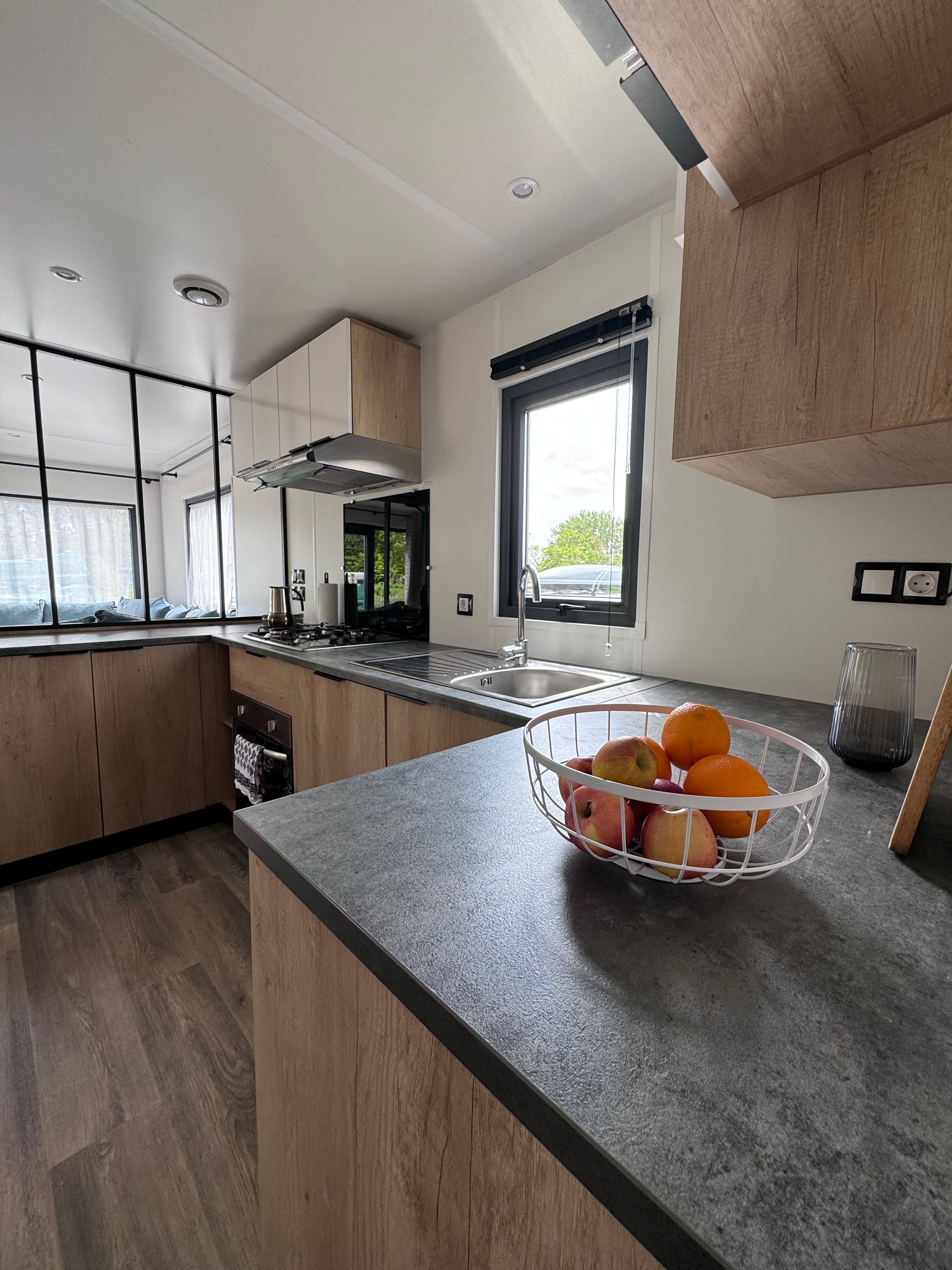 Küche mit Backofen, Mikrowelle und Spülmaschine