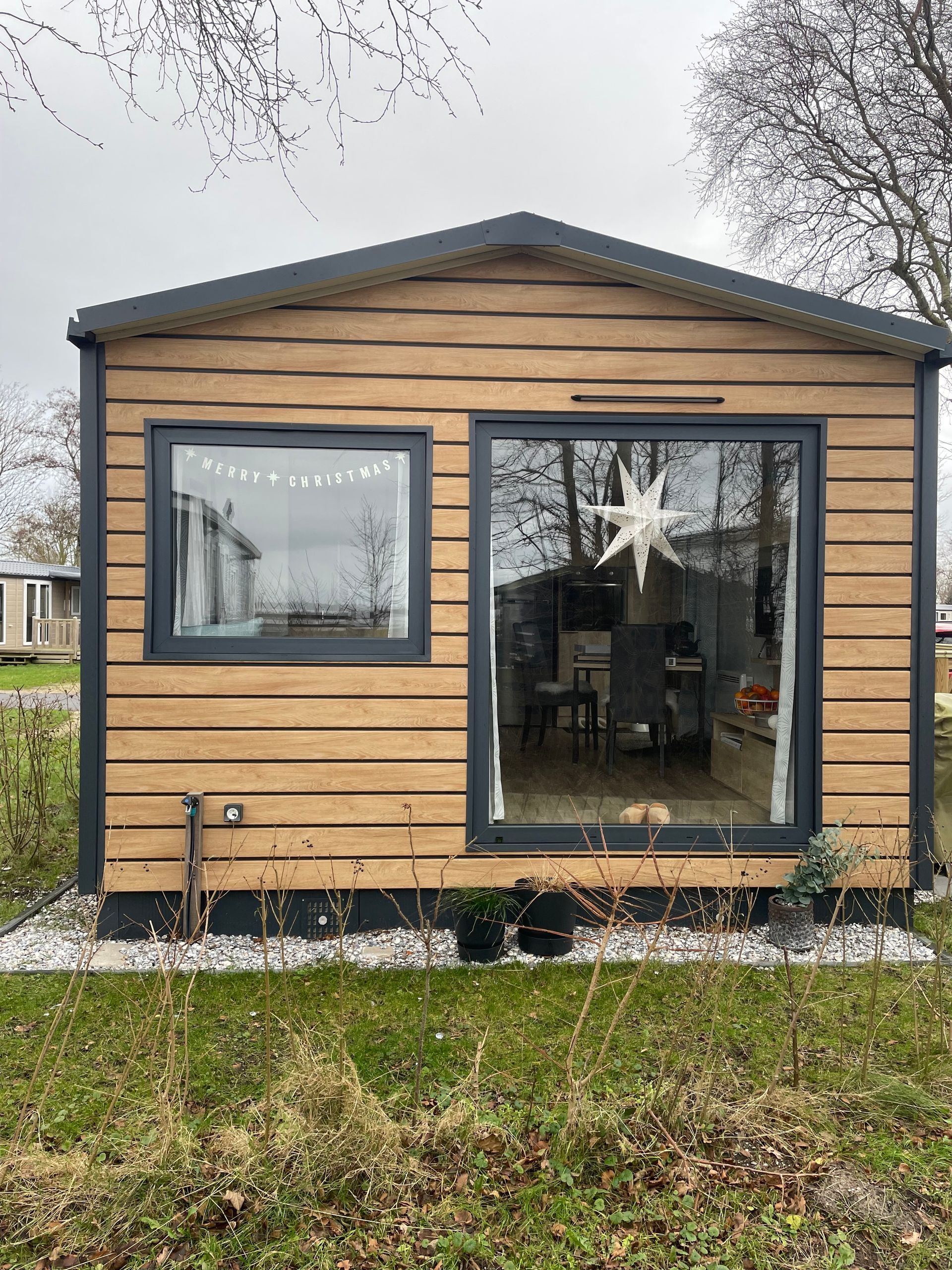 Fenster mit Seeblick im Winter