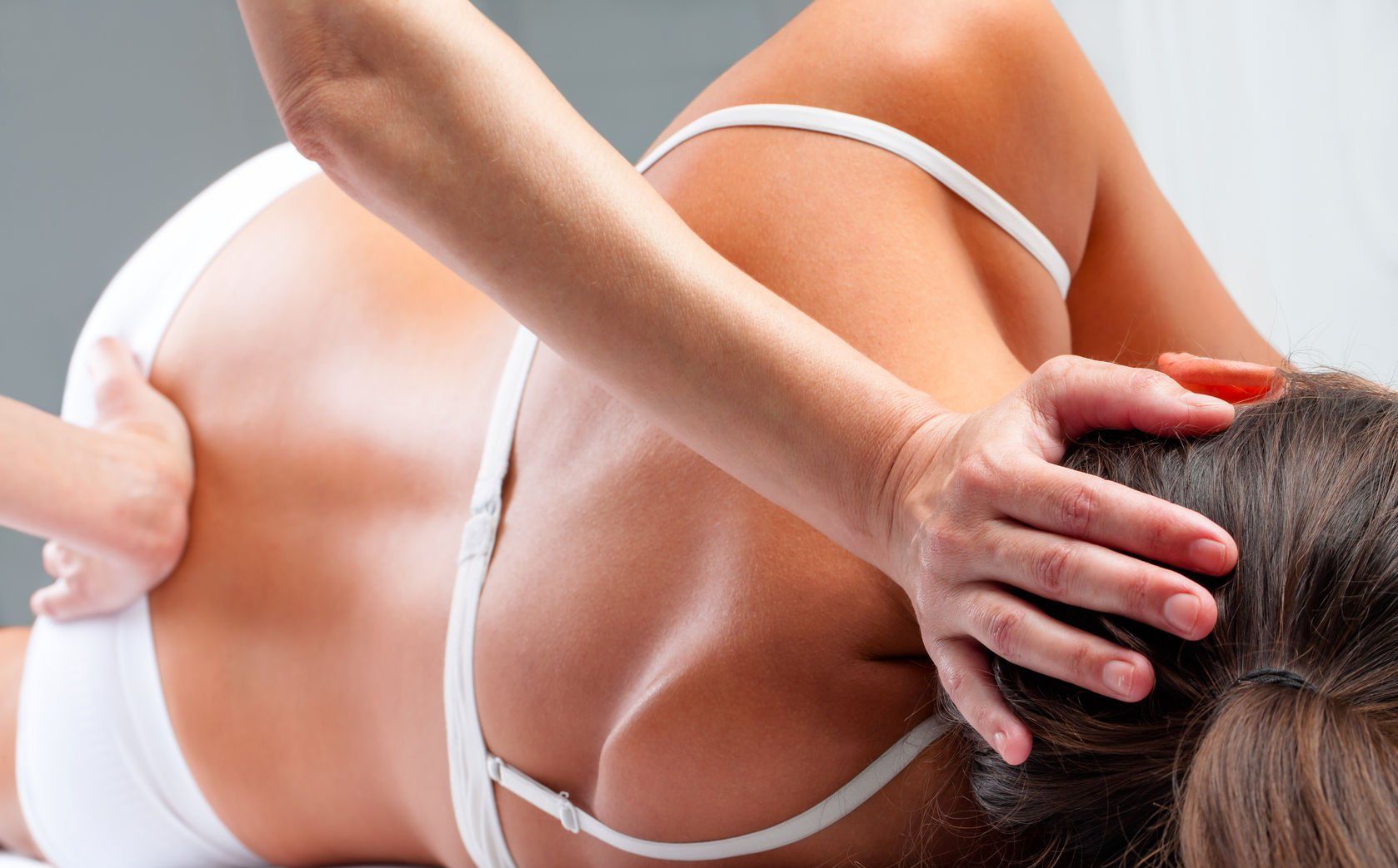 Griff aus der craniosakralen Therapie, einem Teilbereich der Osteopathie