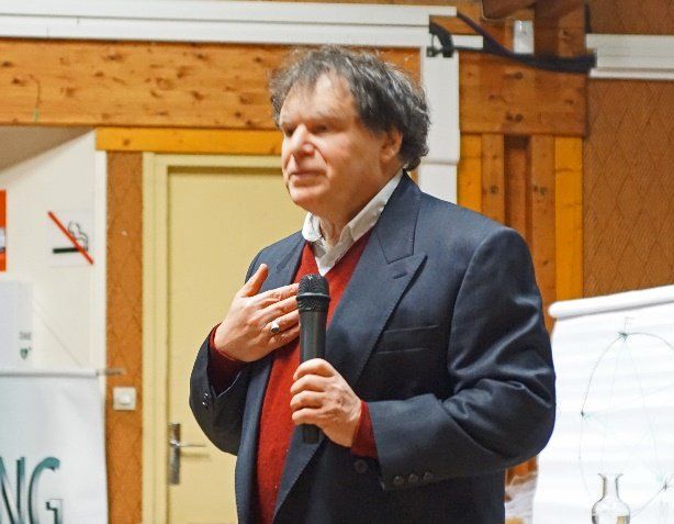 Marc Sokol enseignant et praticien d’énergétique chinoise et de Qi Gong depuis plus de 25 ans, passionné des traditions occidentales et chinoises.