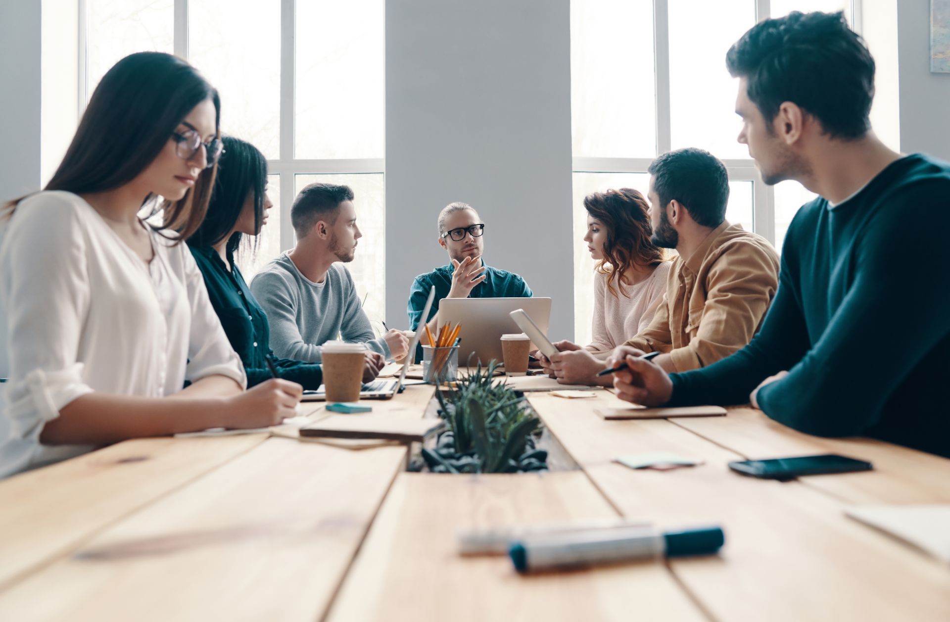 personas reunidas en la oficina