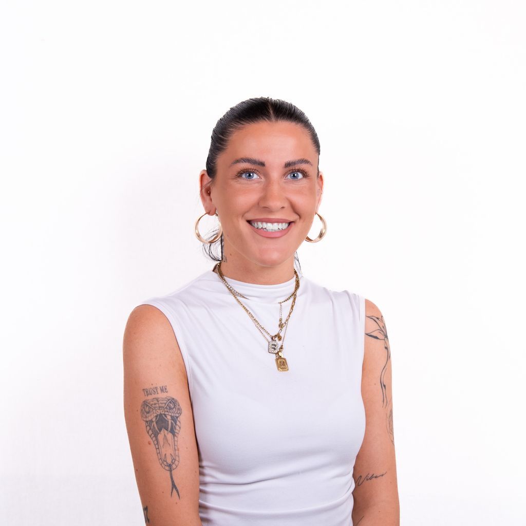 Melissa Haarexpert schwarze lange Haare Mittelscheitel Grinsen