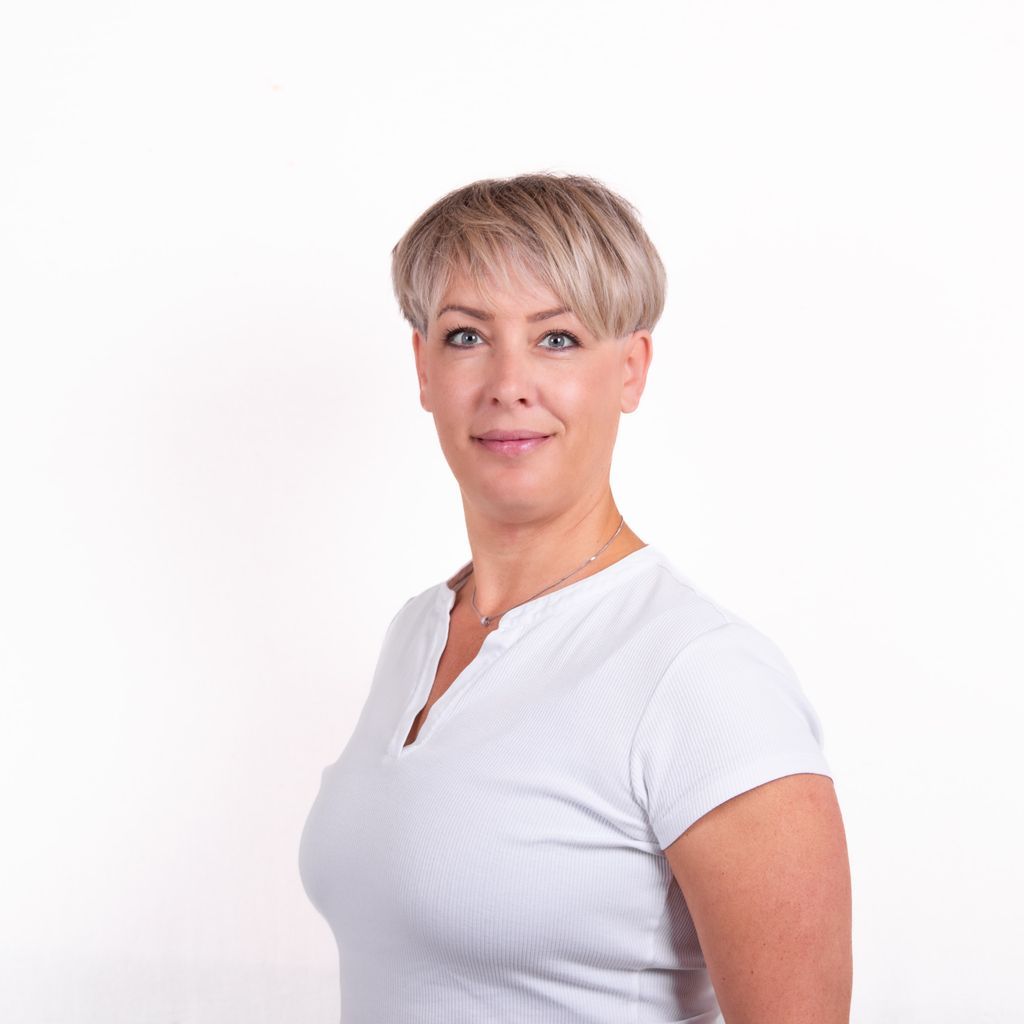 Friseurmeisterin Münster Friseur Haarexpert blonde kurze Haare, undercut Brille , lächeln