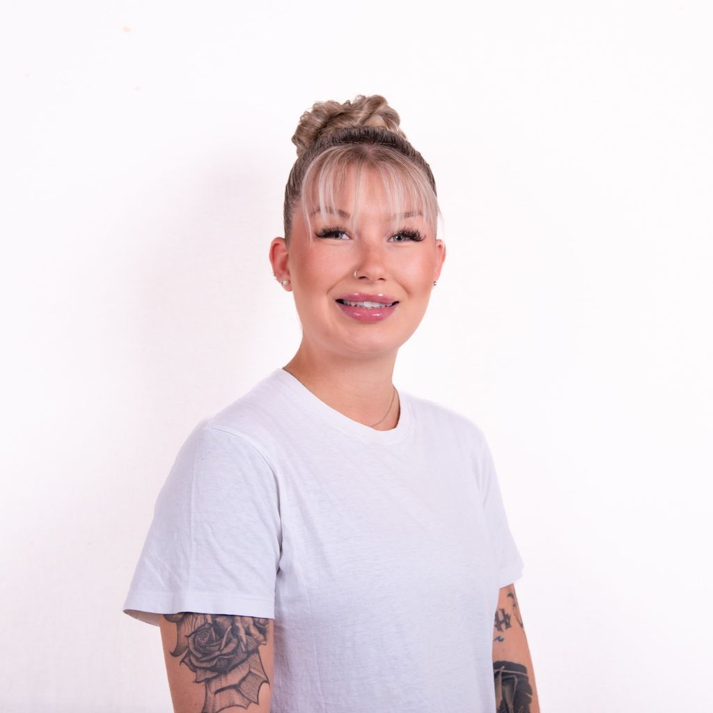 Friseurin Nora Münster blonde lange Haare, weiße Zähne, grüne Augen, Haarexpert