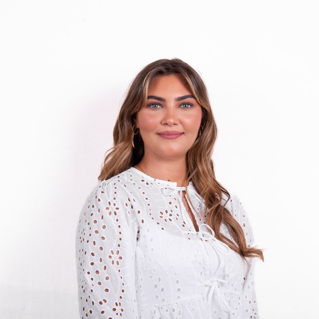 Friseurin Sara Münster, braune Augen, blonde wellige HaareHaarexpert