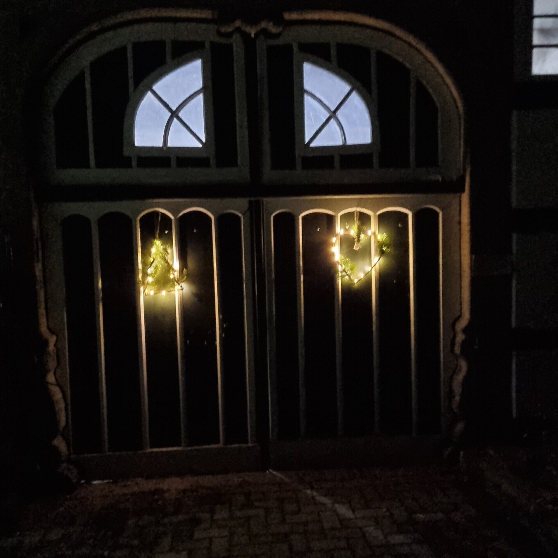 weihnachtlich geschmücktes Dielentor