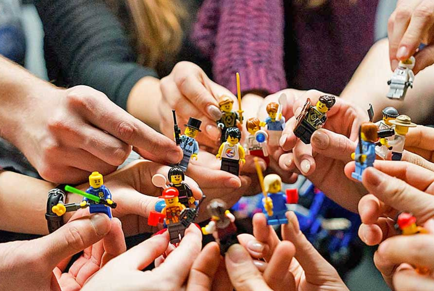 Lego-Figuren mit vielen Händen