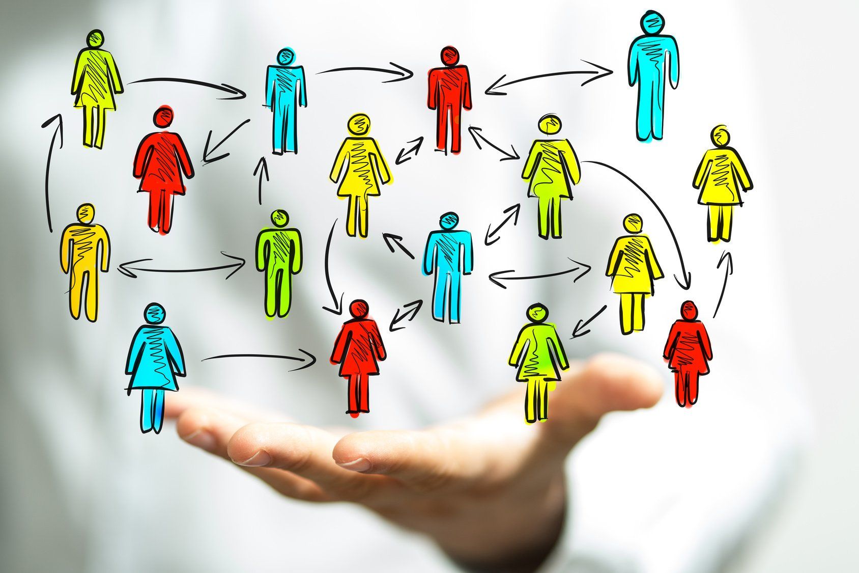 Eine Hand präsentiert vernetzte Figuren