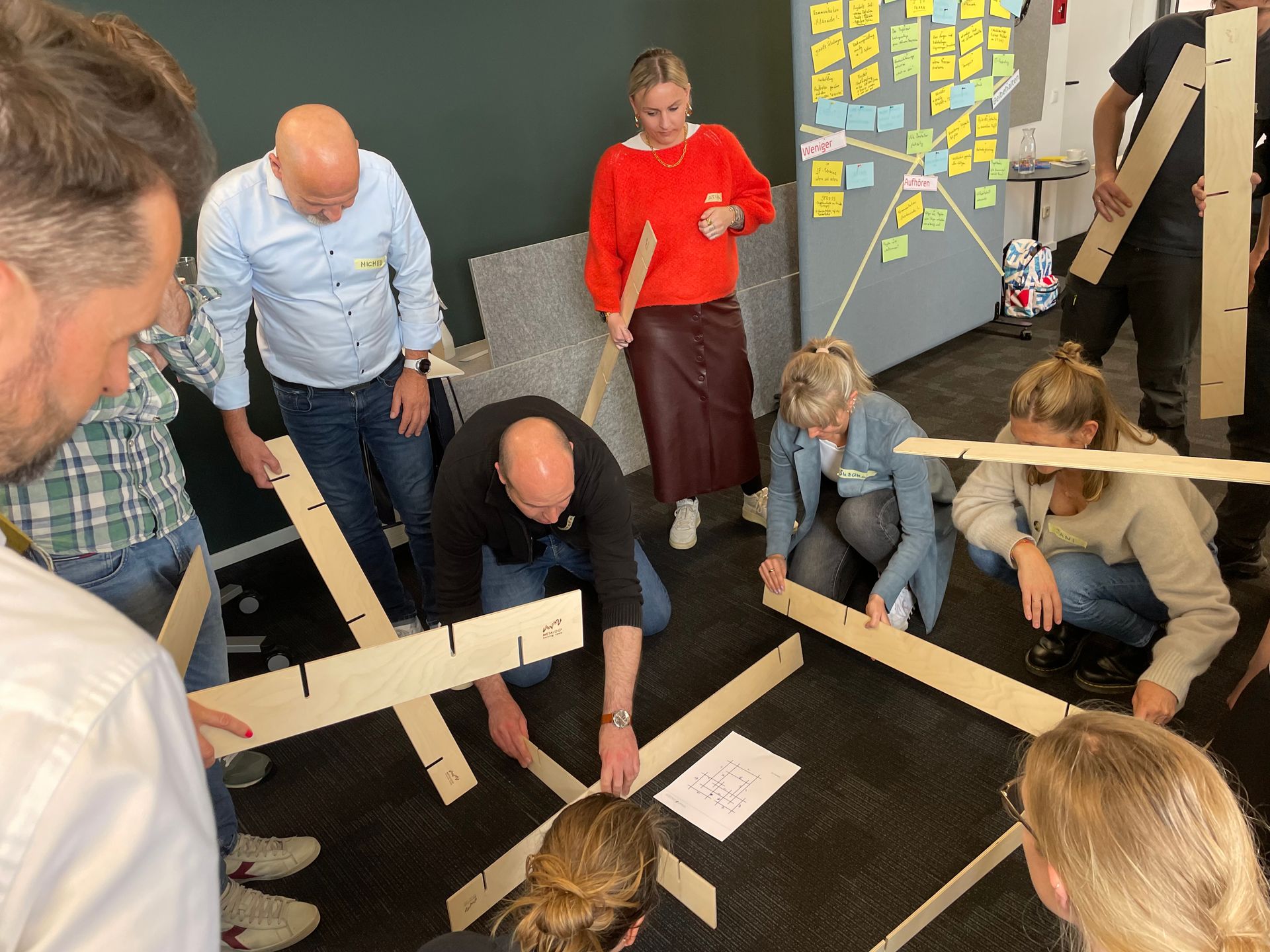 Seminarteilnehmer bauen etwas aus Holz