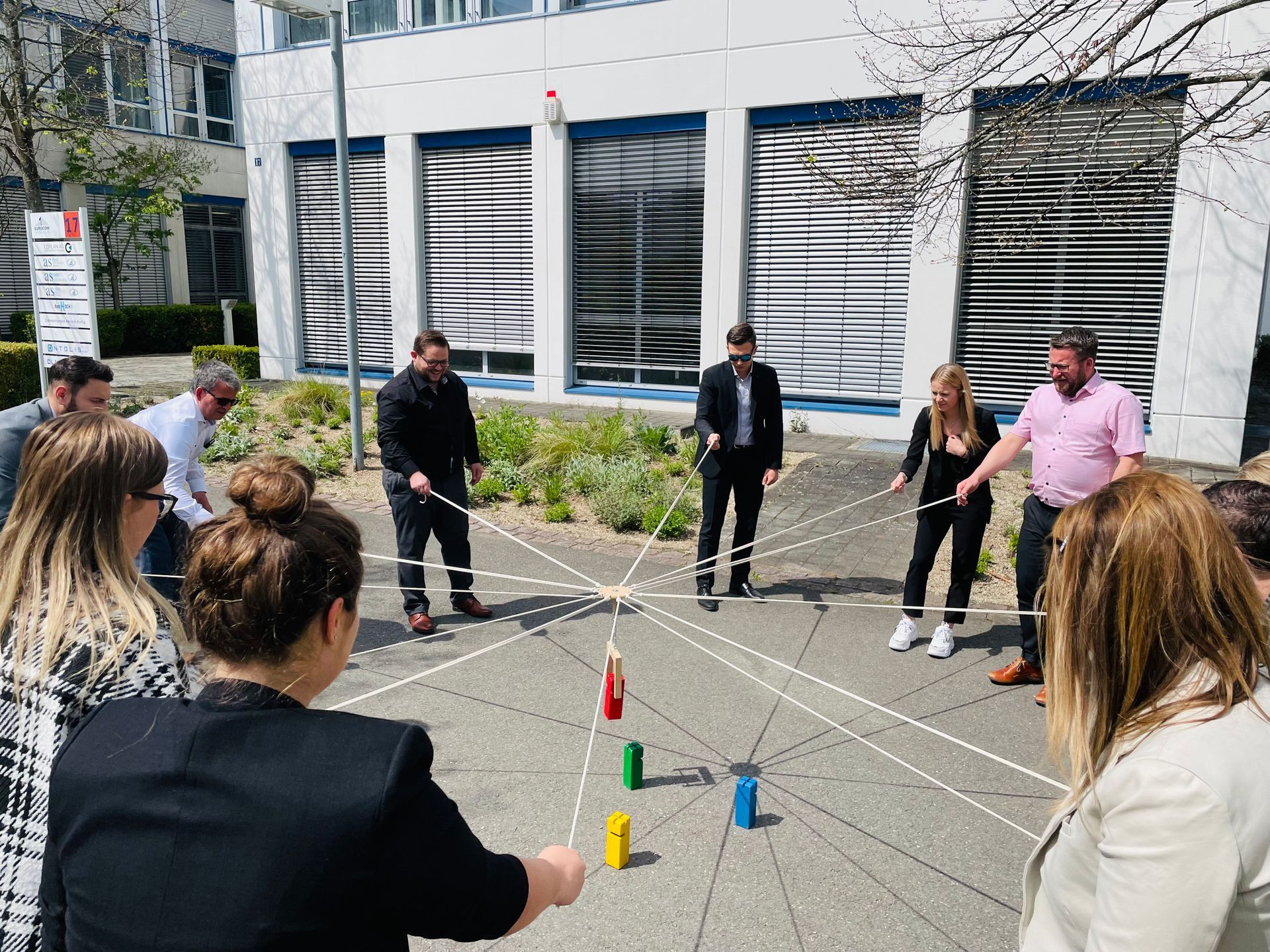 Seminarteilnehmer angeln gemeinsam nach Holzstäben