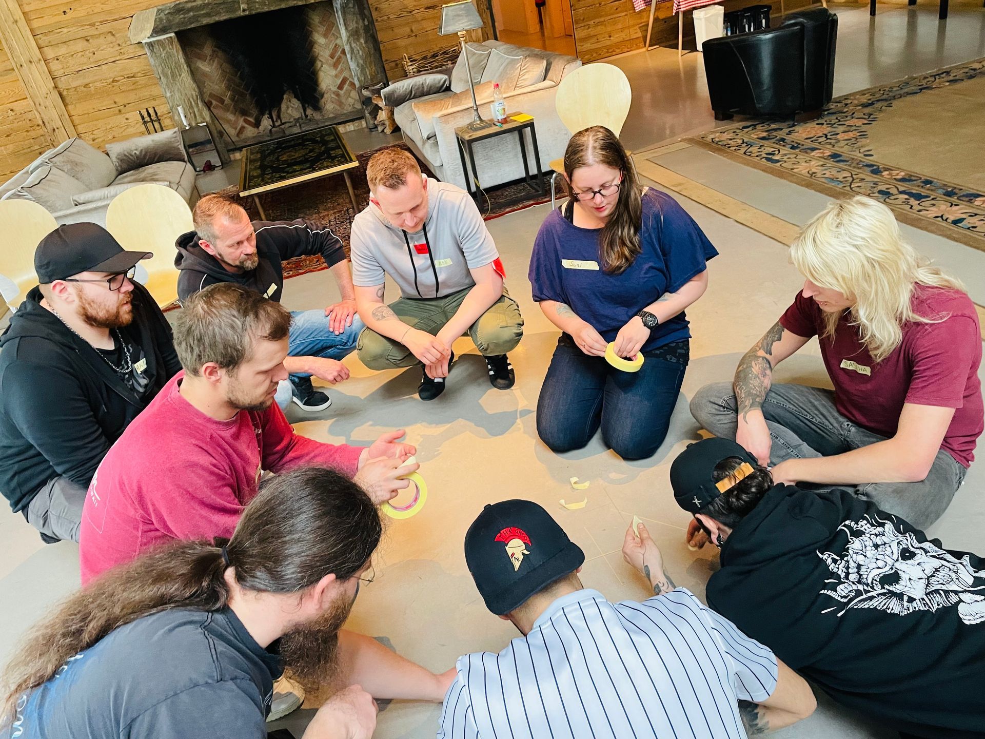 Seminarteilnehmer sitzen am Boden und lösen gemeinsam eine Aufgabe