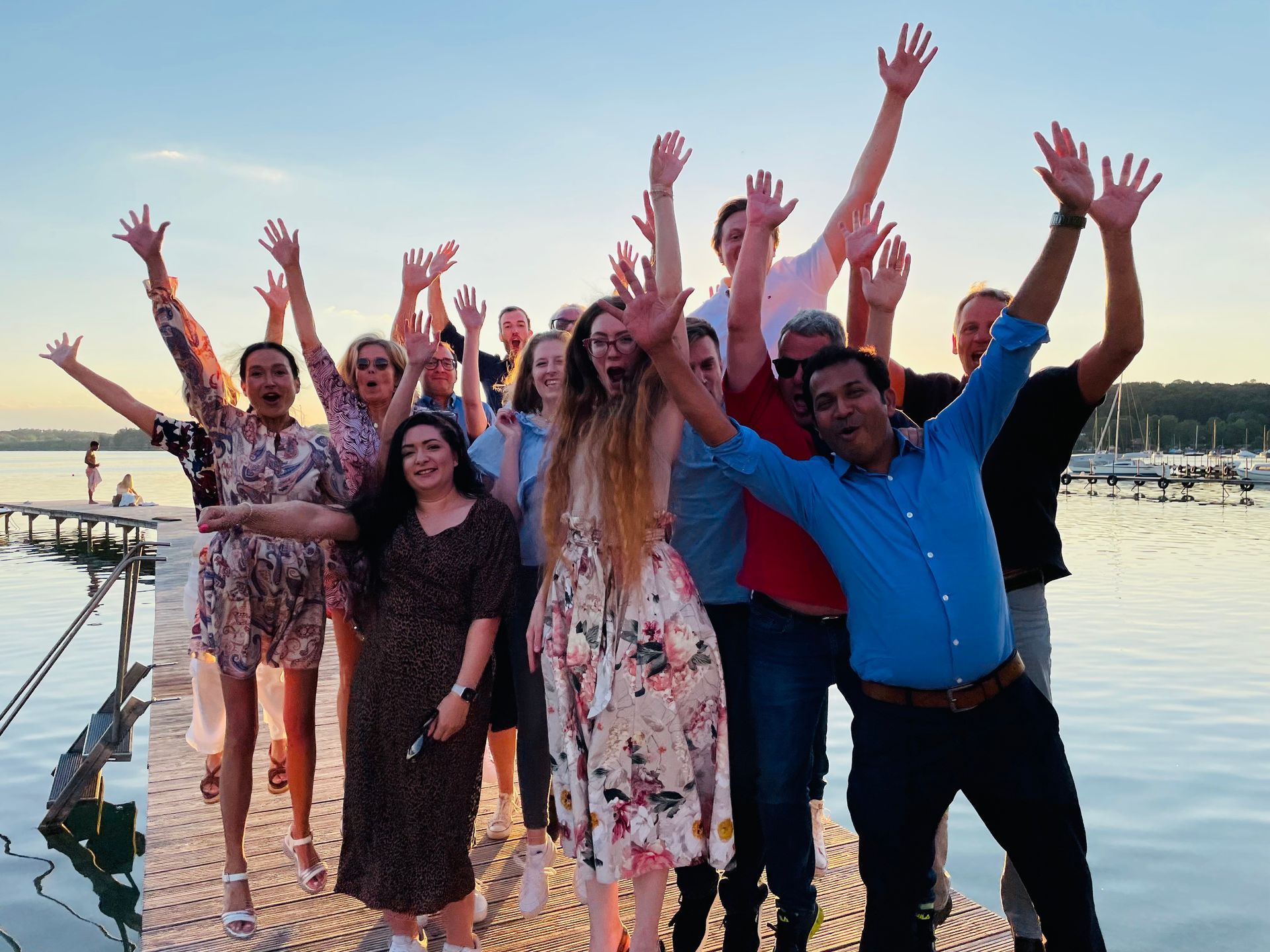 Seminarteilnehmer freuen sich und genießen den Sonnenuntergang