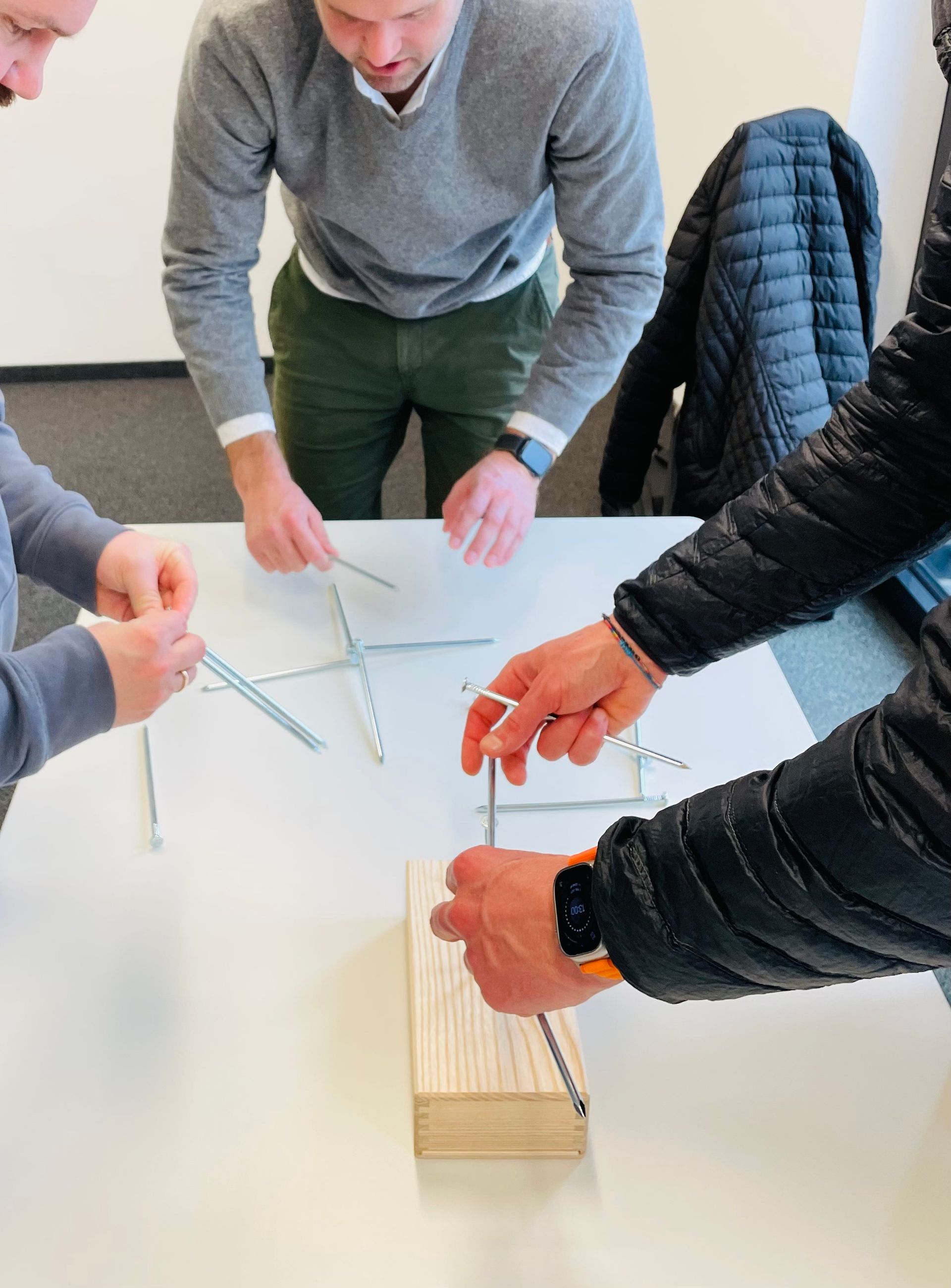 Hände halten lange Nägel in der Hand