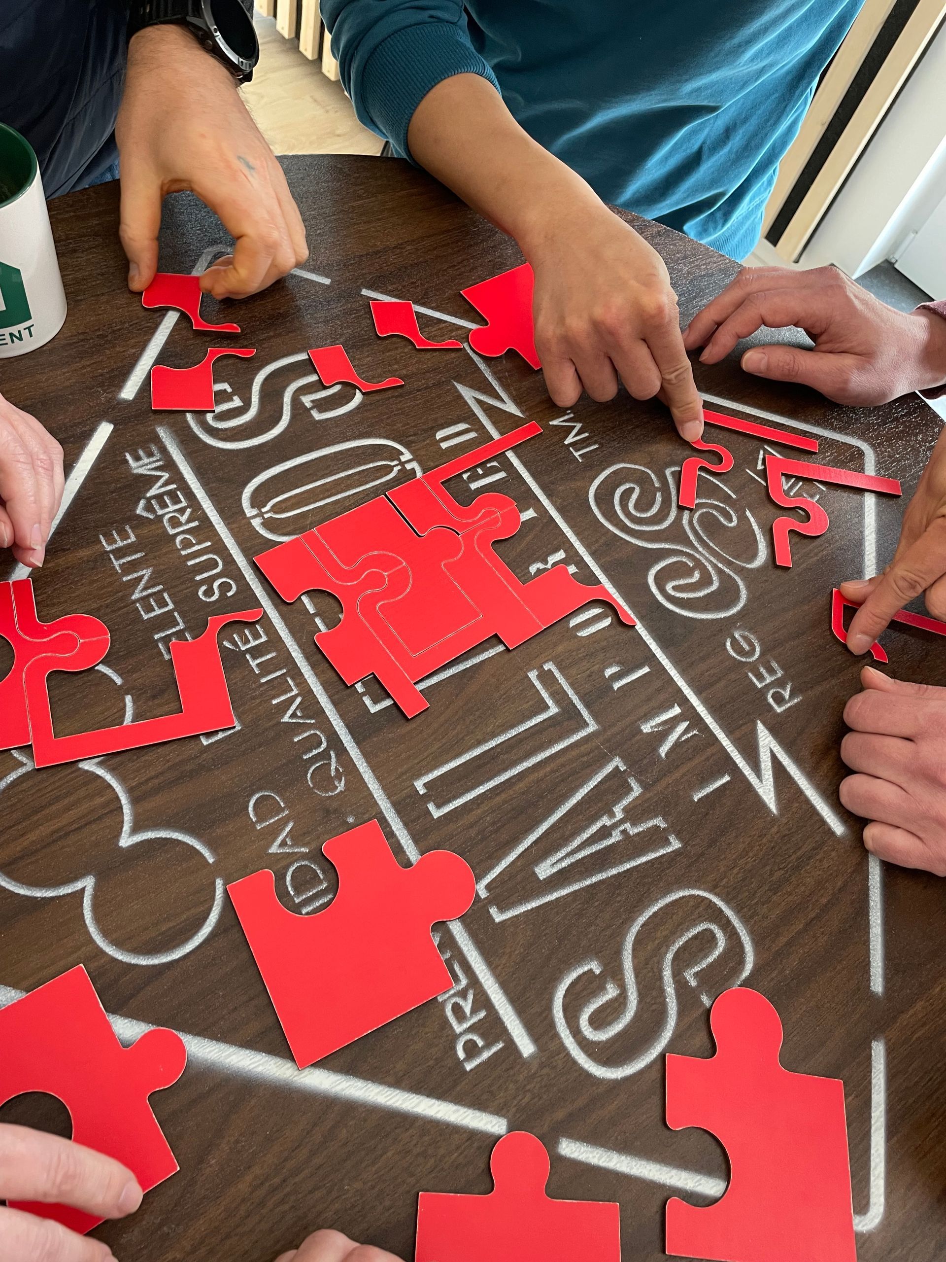 Rote Puzzleteile liegen auf einem Tisch