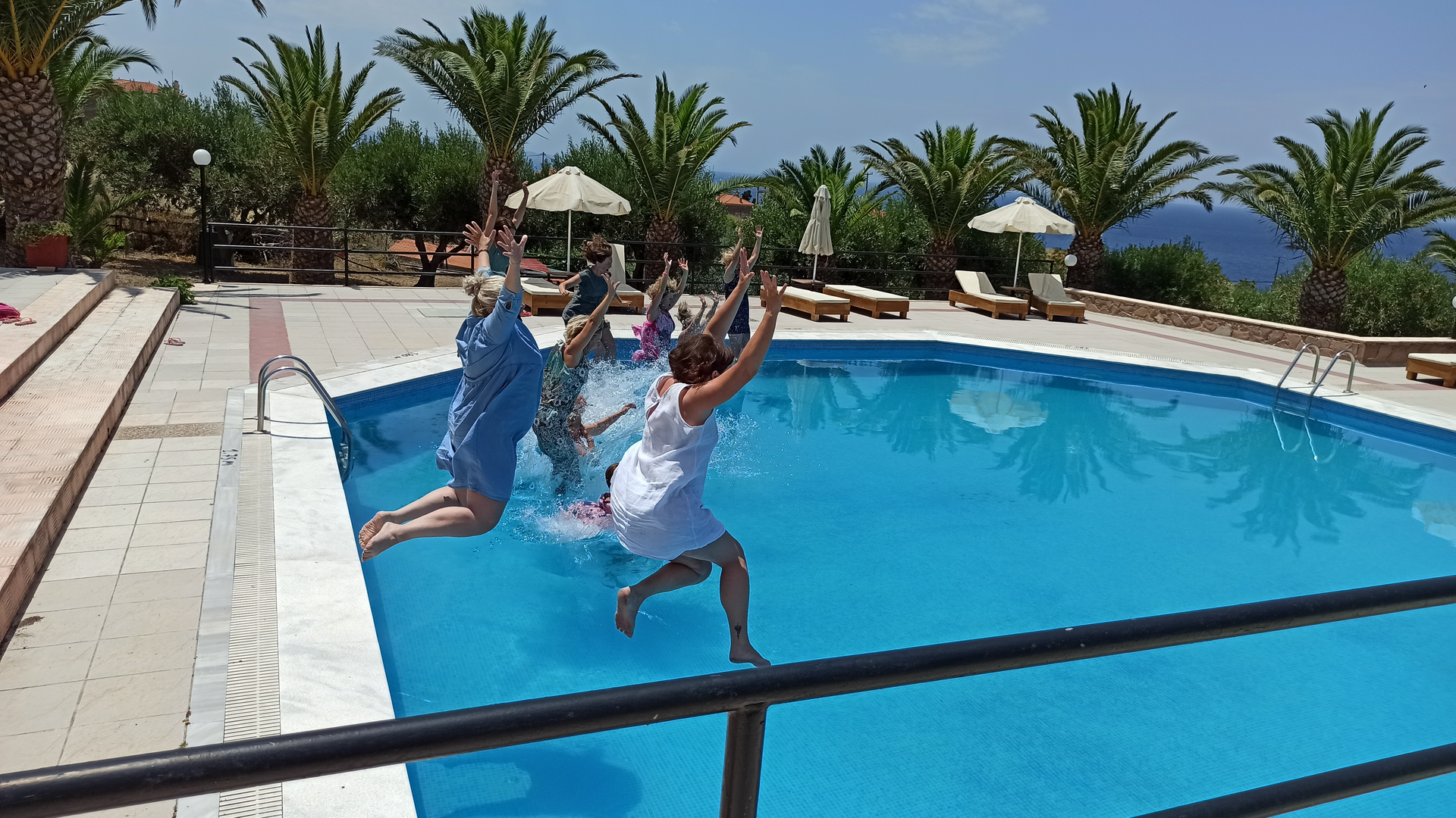 Eine Gruppe von Frauen springt in den Pool