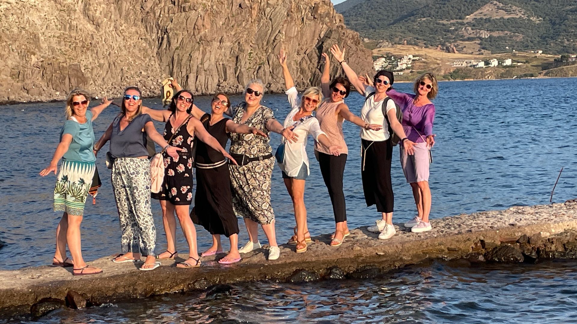 Eine Guppe von Frauen am Stand von Lesbos