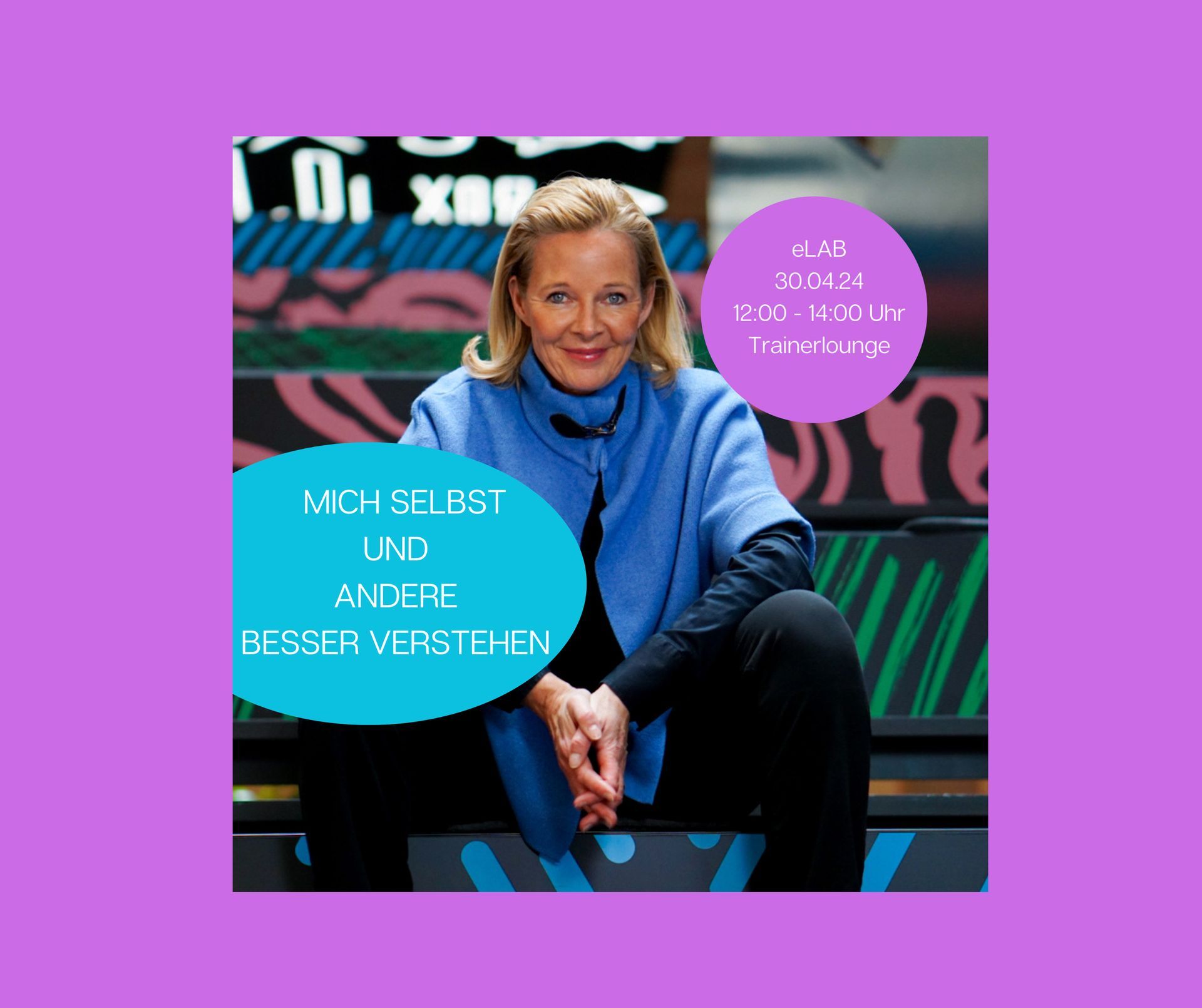 Petra von Gündell-Krohne sitzt auf einer bunten Treppe