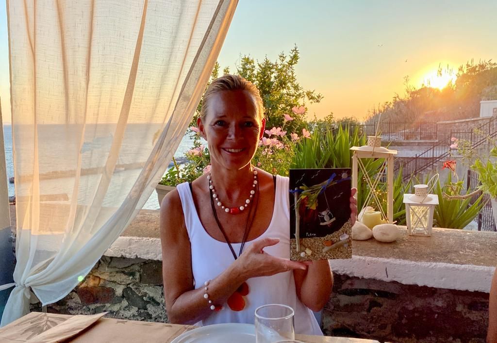 Petra von Gündell-Krone zeigt eine Karte vom Strand