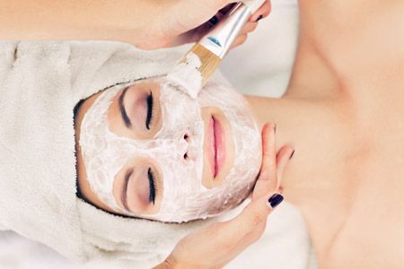 Entspannte Frau mit Gesichtsmaske