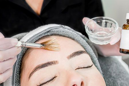 Säurepeeling von Circadia wird mit Pinsel aufs Gesicht aufgetragen.