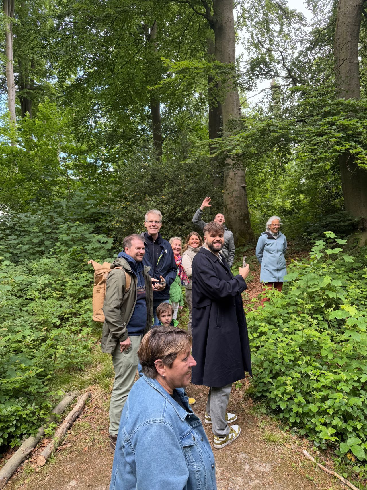 Mehrere Personen des Netzwerkes im Wald