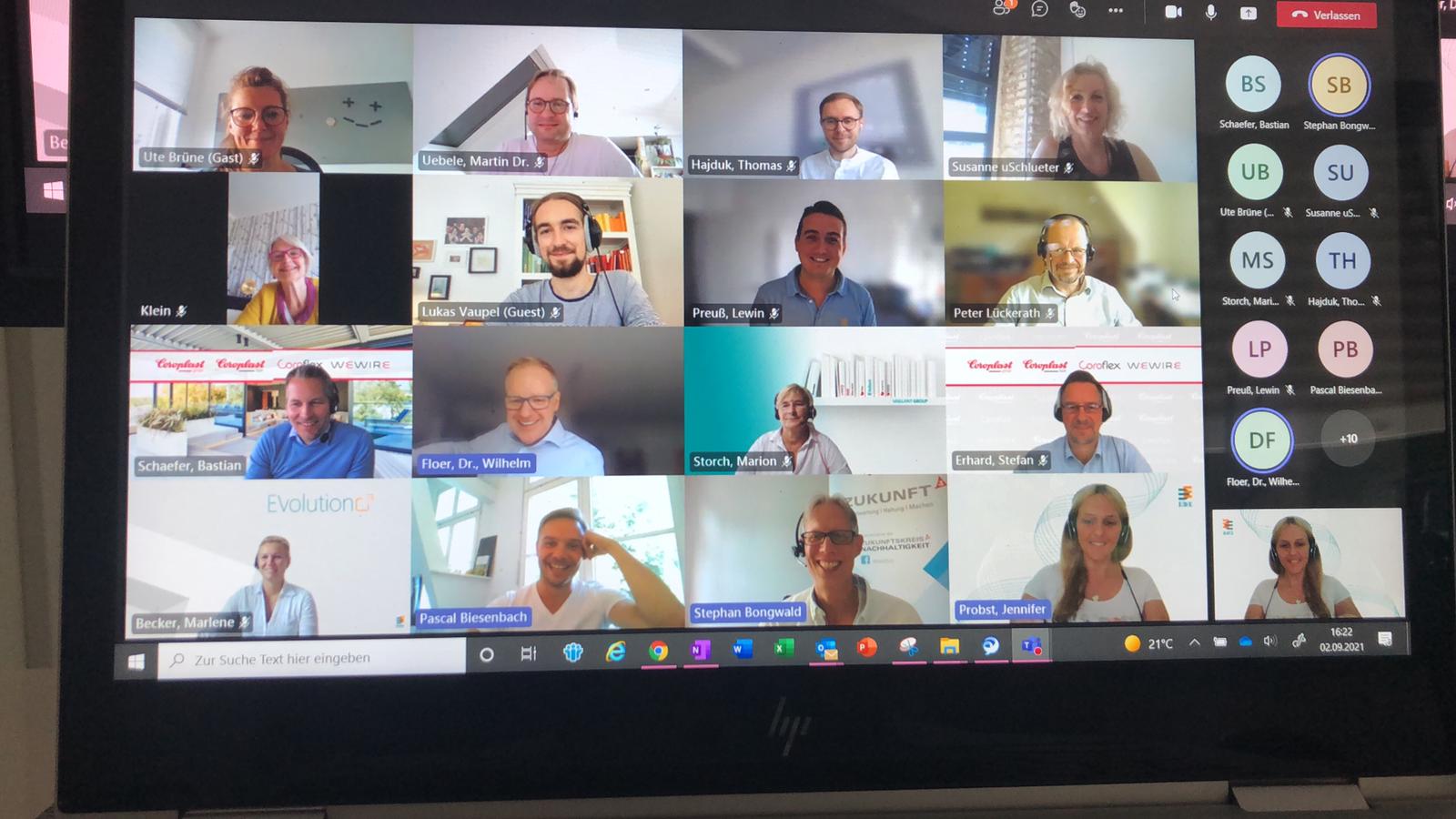 Ein virtuelles Treffen mit 36 Teilnehmern unterschiedlichen Geschlechtes, die in einem Raster angeordnet sind.