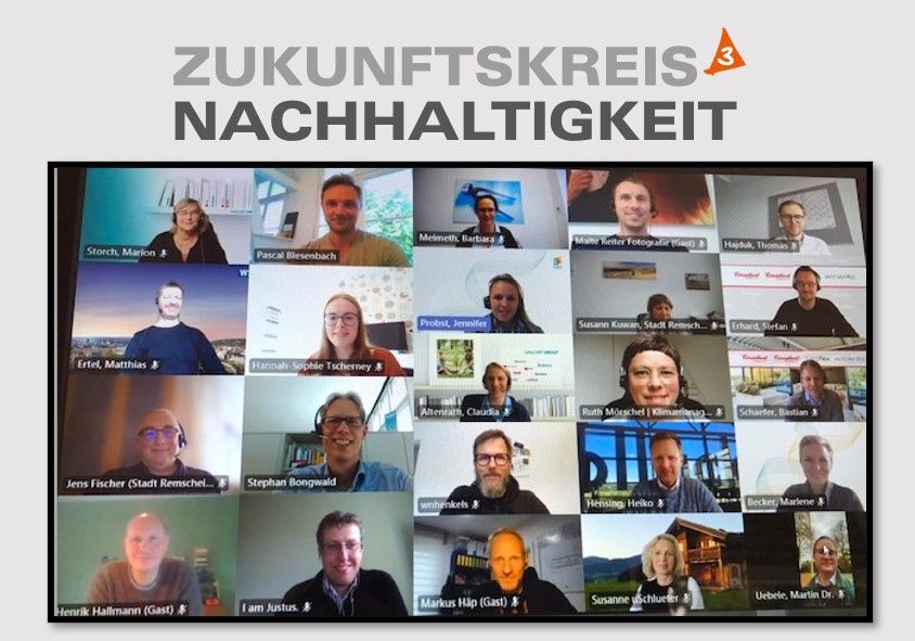 Ein virtuelles Treffen mit 23 Teilnehmern unterschiedlichen Geschlechtes, die in einem Raster angeordnet sind.
