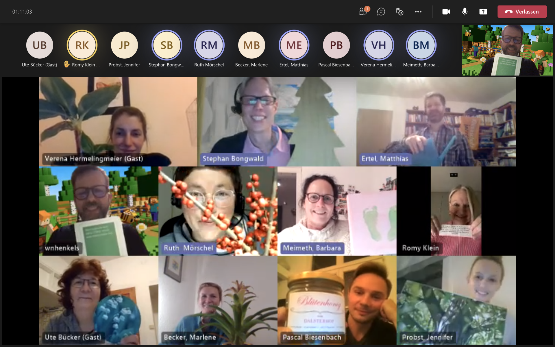 Ein virtuelles Treffen mit 11 Teilnehmern unterschiedlichen Geschlechtes, die in einem Raster angeordnet sind.