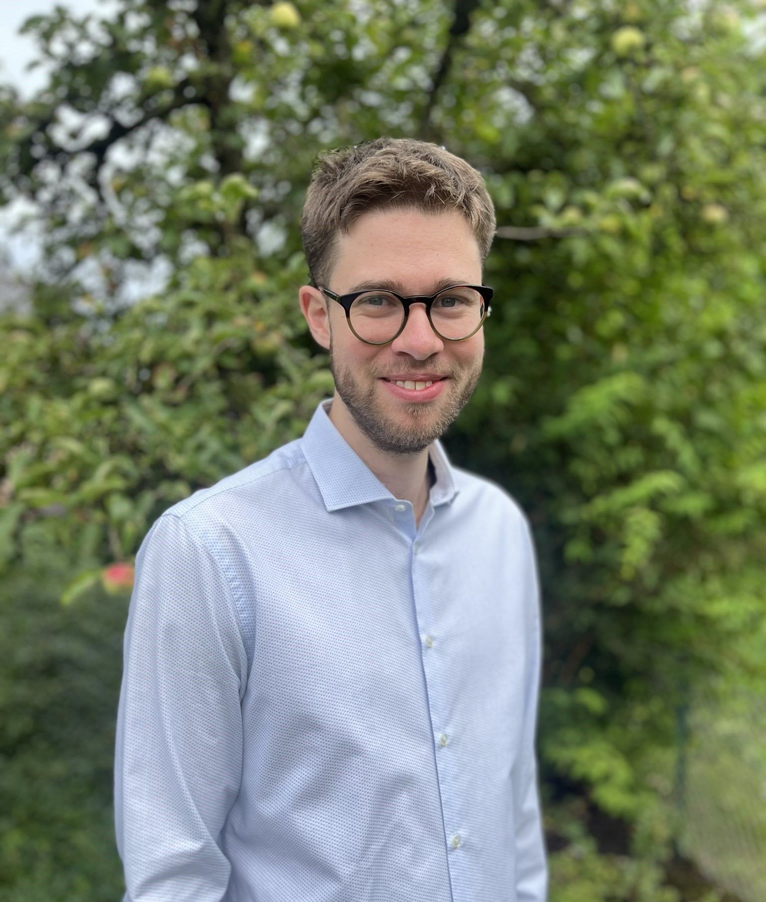 Foto von Julius Merkens vor einem Baum