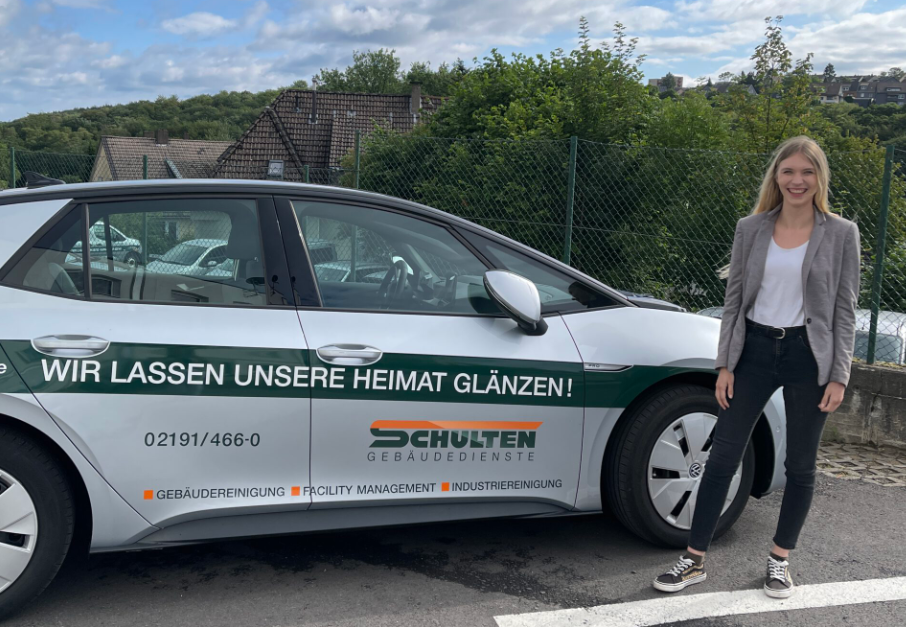 Franziska Hein neben einem Firmenwagen von Paul Schulten
