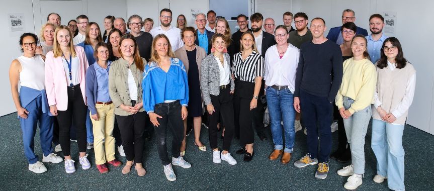 35 Personen stehen in einem Raum beim Netzwerktreffen bei der EDE-Gruppe