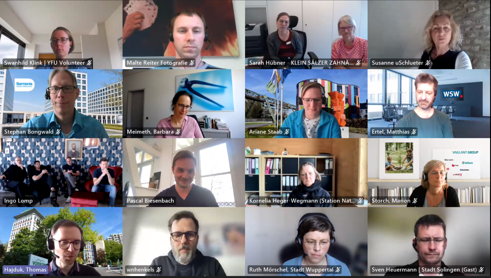 Ein virtuelles Treffen mit 19 Teilnehmern unterschiedlichen Geschlechtes, die in einem Raster angeordnet sind.