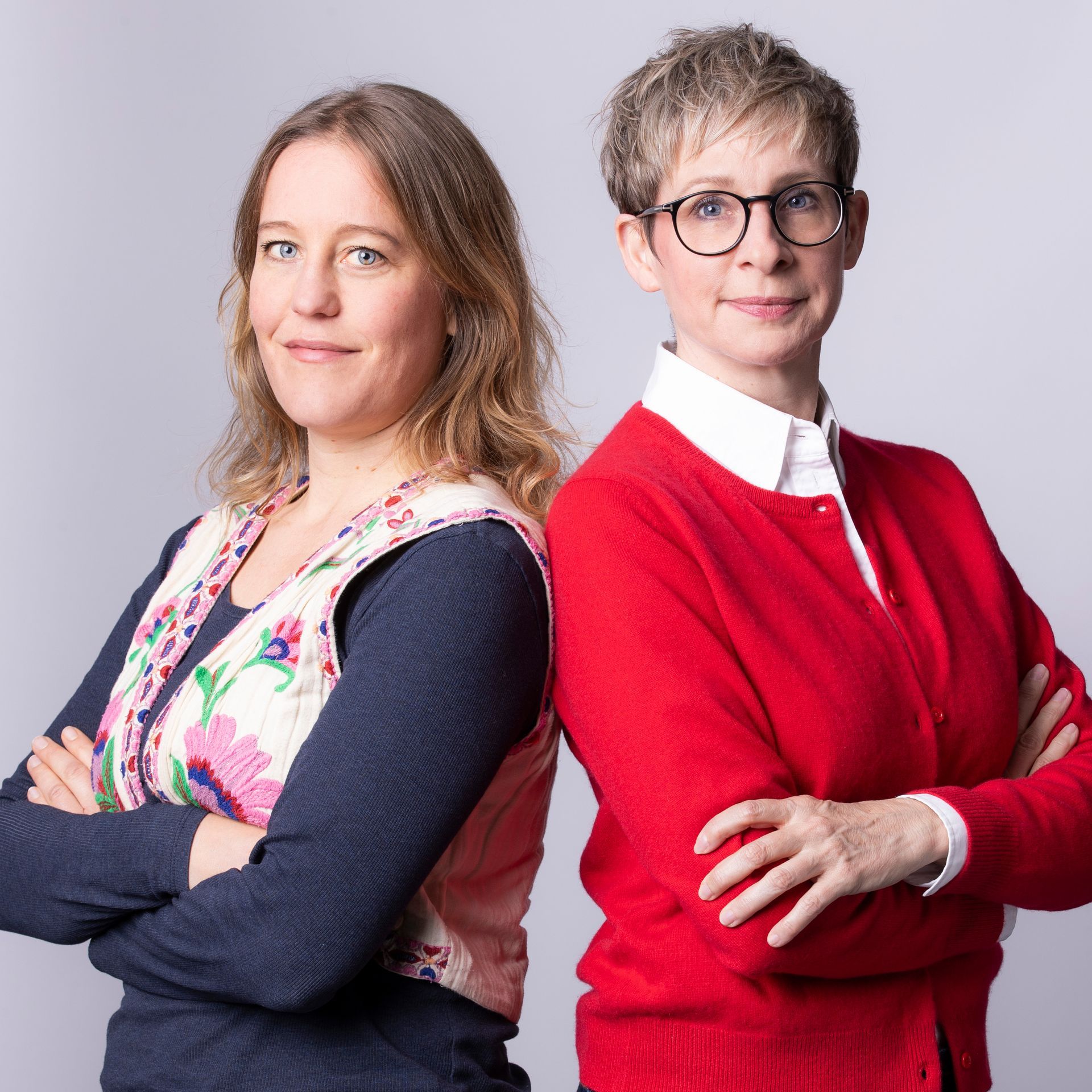 Walbusch-Gruppe Foto von Jelka Falkenhain und Simone Renner seitlich Rücken an Rücken